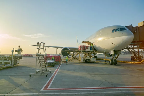 ドーハ国際空港で駐機場に機用スタンドします — ストック写真