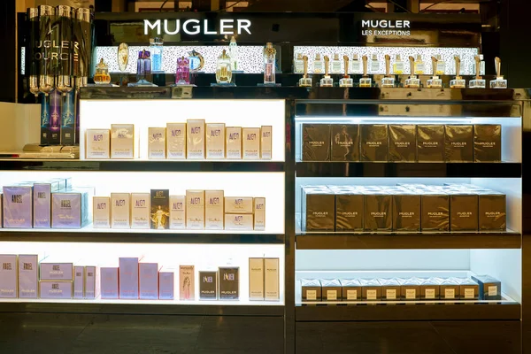 意大利罗马 2017年11月 在罗马 Rinascente 的第二家旗舰店展出几瓶 Mugler — 图库照片