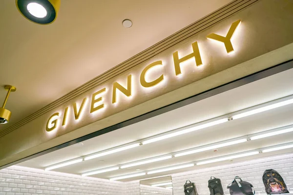 Milán Italia Circa Noviembre 2017 Primer Plano Givenchy Cantando Rinascente — Foto de Stock