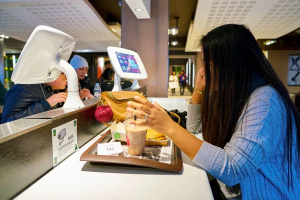 Milán Italia Circa Noviembre 2017 Las Mujeres Comen Restaurante Mcdonald — Foto de Stock