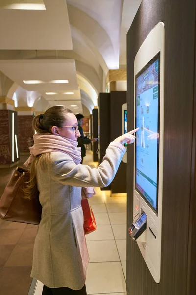 Rome Italië Circa November 2017 Vrouw Gebruiken Zelf Bestellen Kiosk — Stockfoto