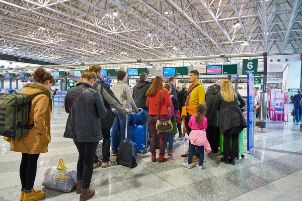 ミラノ マルペンサ空港 ターミナル でミラノ マルペンサ国際空港 イタリア 2017 チェックイン エリア — ストック写真