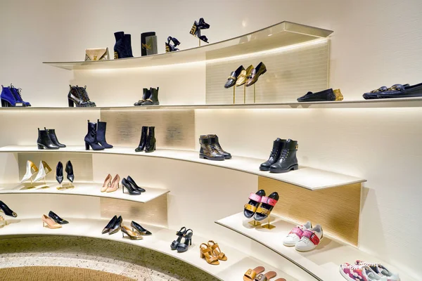 Rome, İtalya - Kasım, 2017 yaklaşık: Bir ikinci amiral gemisi mağaza, Rinascente Roma, Louis Vuitton içinde saklayın. Louis Vuitton bir moda evi ve lüks perakende şirketidir.