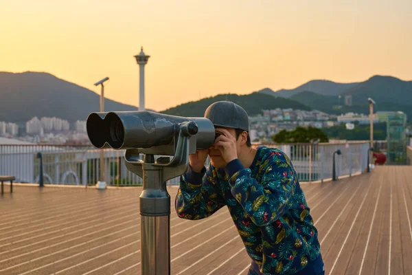 Busan Dél Korea Május 2017 Ember Nézz Binokuláris Távcső Megfigyelési — Stock Fotó