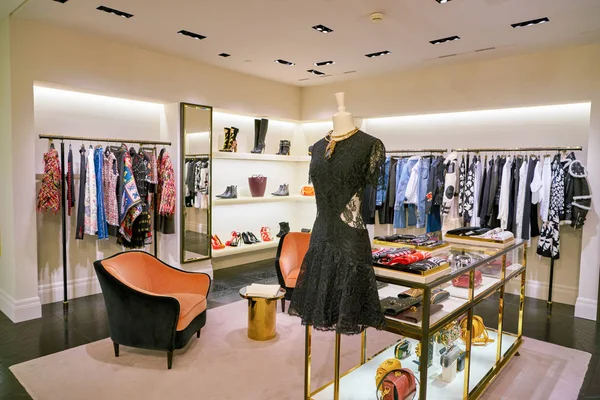 意大利米兰 2017年11月 亚历山大 麦奎因的各种服装在里纳森特展出 Rinascente 是一家高端商店的集合 — 图库照片