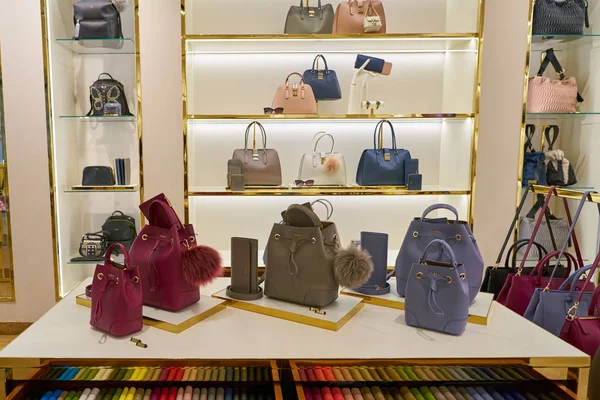 Milan Malpensa Italia Circa Noviembre 2017 Productos Expuestos Tienda Furla — Foto de Stock