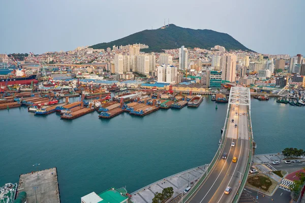 Busan, Güney Kore - Mayıs, 2017 yaklaşık: Busan Lotte Department Store üzerinden bir bakış. Eski Pusan bilinen Busan, Güney Kore'nin ikinci en çok kalabalık şehir Seul sonra olduğunu..