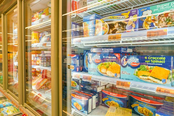 Рим Италия Circa November 2017 Еда Холодильнике Продуктовом Магазине Риме — стоковое фото