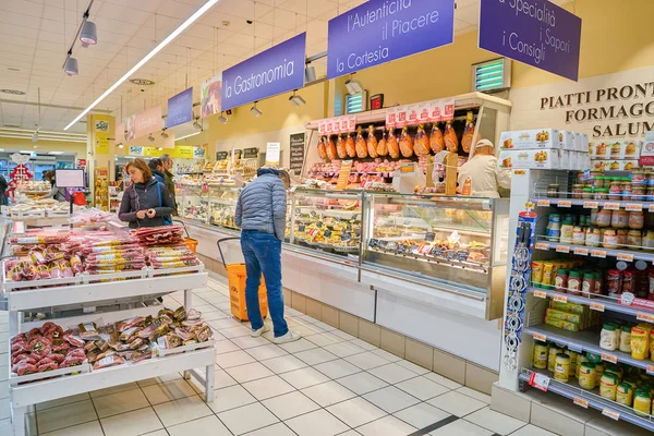 Rome, İtalya - Kasım 2017 yaklaşık: İçinde Roma Conad süpermarket.