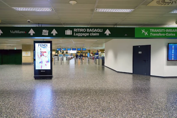 Milan Malpensa, İtalya - Kasım, 2017 yaklaşık: iç Milan-Malpensa Airport, Terminal 1.