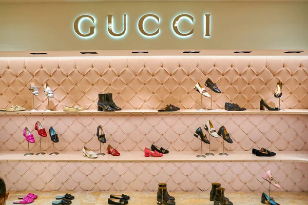 Milán Italia Circa Noviembre 2017 Zapatillas Gucci Expuestas Centro Comercial — Foto de Stock