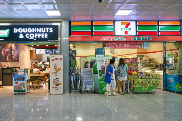 2017 金海国際空港のセブン イレブン店舗 — ストック写真