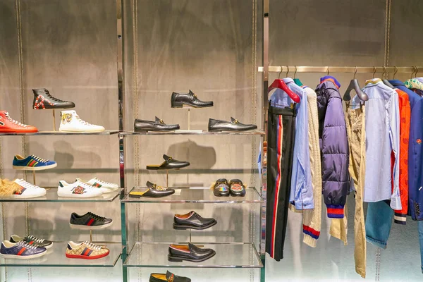 Mailand Italien November 2017 Verschiedene Gucci Kleidungsstücke Werden Bei Rinascente — Stockfoto