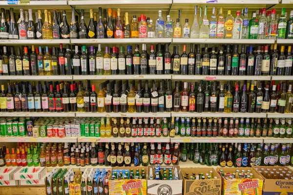 Roma Italia Circa Noviembre 2017 Estantes Llenos Botellas Una Tienda —  Fotos de Stock