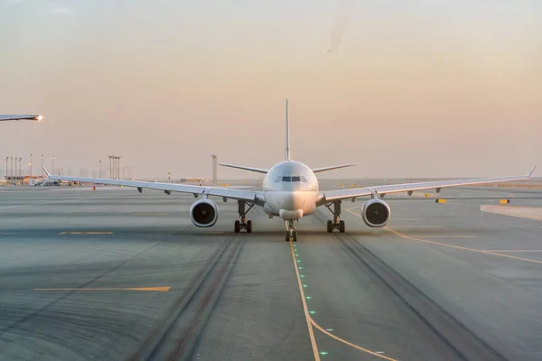 Táxi Moderno Aviões Jato Passageiros Aeroporto Internacional Doha — Fotografia de Stock