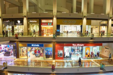 Singapur - 07 Kasım 2015: Marina Bay Sands, içinde Shoppes.