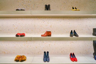 Milan, İtalya - Kasım, 2017 yaklaşık: ayakkabı Rinascente alışveriş merkezi Milano ekranda. Rinascente yüksek kaliteli mağazaları oluşur.