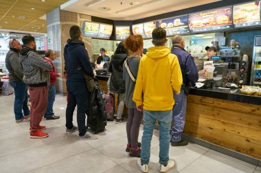 Milan Malpensa, İtalya - yaklaşık Kasım, 2017: Milan-Malpensa Havalimanı'nda bir Mcdonalds hizmet sayaç satırında.