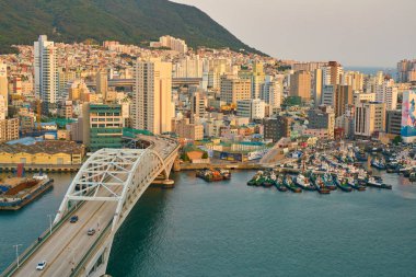 Busan, Güney Kore - Mayıs, 2017 yaklaşık: Busan Lotte Department Store üzerinden bir bakış. Eski Pusan bilinen Busan, Güney Kore'nin ikinci en çok kalabalık şehir Seul sonra olduğunu..