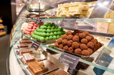 Rome, İtalya - Kasım, 2017 yaklaşık: bir ikinci amiral gemisi mağaza Rinascente Roma Merkezi'nde sergilenen ürünler çeşitli.