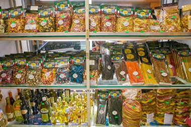 Roma, İtalya - Kasım 2017 yaklaşık: Roma'da bir marketin gıda ürünleri ile dolu tezgahları görülür.