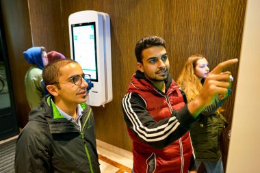 Milan, İtalya - Kasım, 2017 yaklaşık: bir Mcdonald's mağazasında müşteriler sipariş ve kiosklar sipariş kendi kendine ödeme.