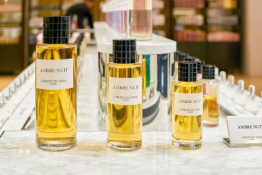 Rome, İtalya - Kasım, 2017 yaklaşık: Dior parfüm sit bir ikinci amiral gemisi mağaza Rinascente Roma ekranda şişe bardak kadar kapatın.