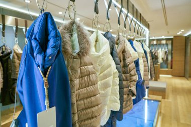 Milan, İtalya - Kasım, 2017 yaklaşık: çeşitli giysiler Rinascente ekranda. Rinascente yüksek kaliteli mağazaları oluşur.