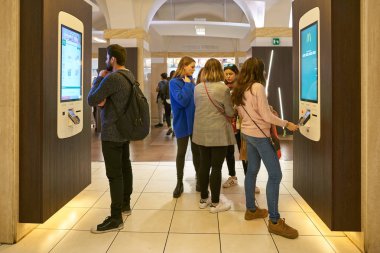 Rome, İtalya - Kasım, 2017 yaklaşık: müşteriler kendi kendine sipariş kiosklar Roma'da Mcdonald's restoranda kullanın. 