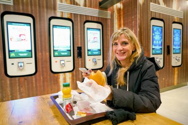 Milan, İtalya - Kasım, 2017 yaklaşık: kadın yemek bir Mcdonald's restoranı Milano.