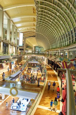 Singapur - 07 Kasım 2015: Marina Bay Sands, içinde Shoppes.