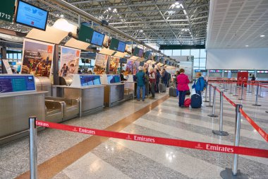 Milan Malpensa, İtalya - Kasım, 2017 yaklaşık: Emirates Havayolları iade alan, Milan-Malpensa airport, Terminal 1. 