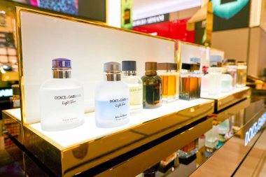 Rome, İtalya - Kasım, 2017 yaklaşık: Dolce ve Gabbana parfüm şişe ekranda bir ikinci amiral gemisi mağaza, Rinascente Roma oturup. Dolce ve Gabbana bir İtalyan lüks moda ev.