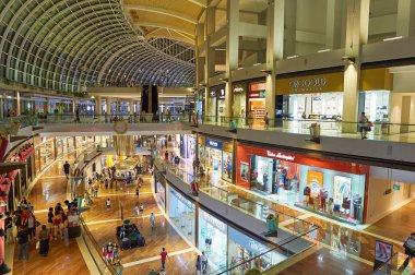Singapur - 07 Kasım 2015: Marina Bay Sands, içinde Shoppes.