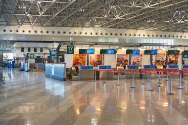 Milan Malpensa, İtalya - Kasım, 2017 yaklaşık: Emirates Havayolları iade alan, Milan-Malpensa airport, Terminal 1. 