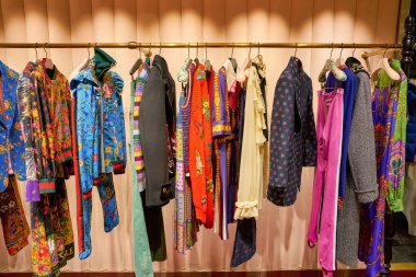 Milan, İtalya - Kasım, 2017 yaklaşık: Gucci giysi Rinascente ekranda çeşitli. Rinascente yüksek kaliteli mağazaları oluşur.