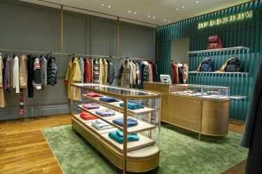 Rome, İtalya - Kasım, 2017 yaklaşık: Ekranda bir ikinci amiral gemisi mağaza Rinascente Roma, Burberry giyim.