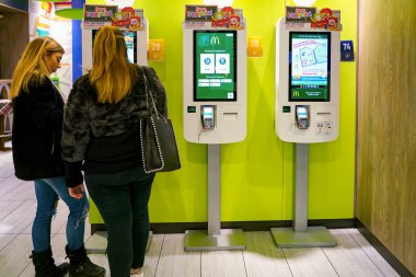 Milan, İtalya - Kasım, 2017 yaklaşık: İçinde Mcdonald's Restoran. Bir Amerikan hamburger ve fast food restoran zinciri McDonald's olduğunu.