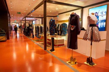 Rome, İtalya - Kasım, 2017 yaklaşık: kadın giyim bir ikinci amiral gemisi mağaza Rinascente Roma ekranda.