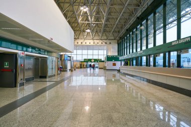 Milan Malpensa, İtalya - Kasım, 2017 yaklaşık: iç Milan-Malpensa Airport, Terminal 1.