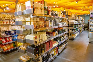 Milan, İtalya - Kasım, 2017 yaklaşık: mal Rinascente, Milan en üst kattaki ekranda çeşitli.