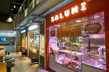 Milan Malpensa, İtalya - Kasım, 2017 yaklaşık: Milan-Malpensa Havalimanı'nda bir food court.