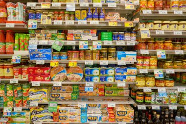 Roma, İtalya - Kasım 2017 yaklaşık: Carrefour Express içinde Roma'da mağaza. Sahibi ve Fransız perakendeci Carrefour tarafından işletilen Market Zinciri Carrefour Express olsun.