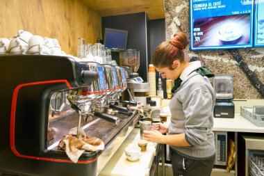 Milan, İtalya - Kasım, 2017 yaklaşık: çalışan bir Mccafe kahve dükkanında. Mcdonald's tarafından sahip olunan bir kahve evi tarzı yiyecek ve içecek zinciri, McCafe olduğunu.