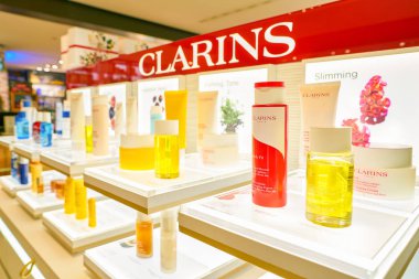 Milan, İtalya - Kasım, 2017 yaklaşık: kozmetik Rinascente ekranda. Rinascente yüksek kaliteli mağazaları oluşur.