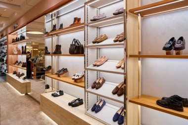 Rome, İtalya - Kasım, 2017 yaklaşık: Tod's ayakkabı bir ikinci amiral gemisi mağaza Rinascente Roma ekranda.