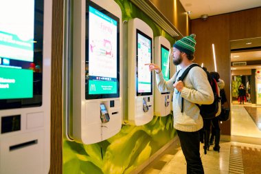 Milan, İtalya - Kasım, 2017 yaklaşık: bir Mcdonald's mağazasında müşteri sipariş ve kiosk sipariş kendi kendine ödeme.