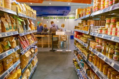 Milan, İtalya - Kasım, 2017 yaklaşık: mal Rinascente, Milan en üst kattaki ekranda çeşitli.