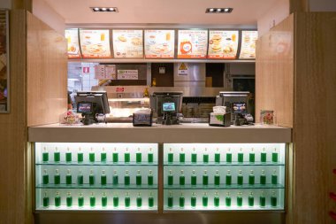 Rome, İtalya - Kasım, 2017 yaklaşık: Mcdonald's Restoran Roma hizmetinde counter.    