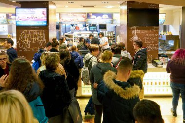 Milan, İtalya - Kasım, 2017 yaklaşık: müşteriler bir Mcdonald's restoranı Milano.